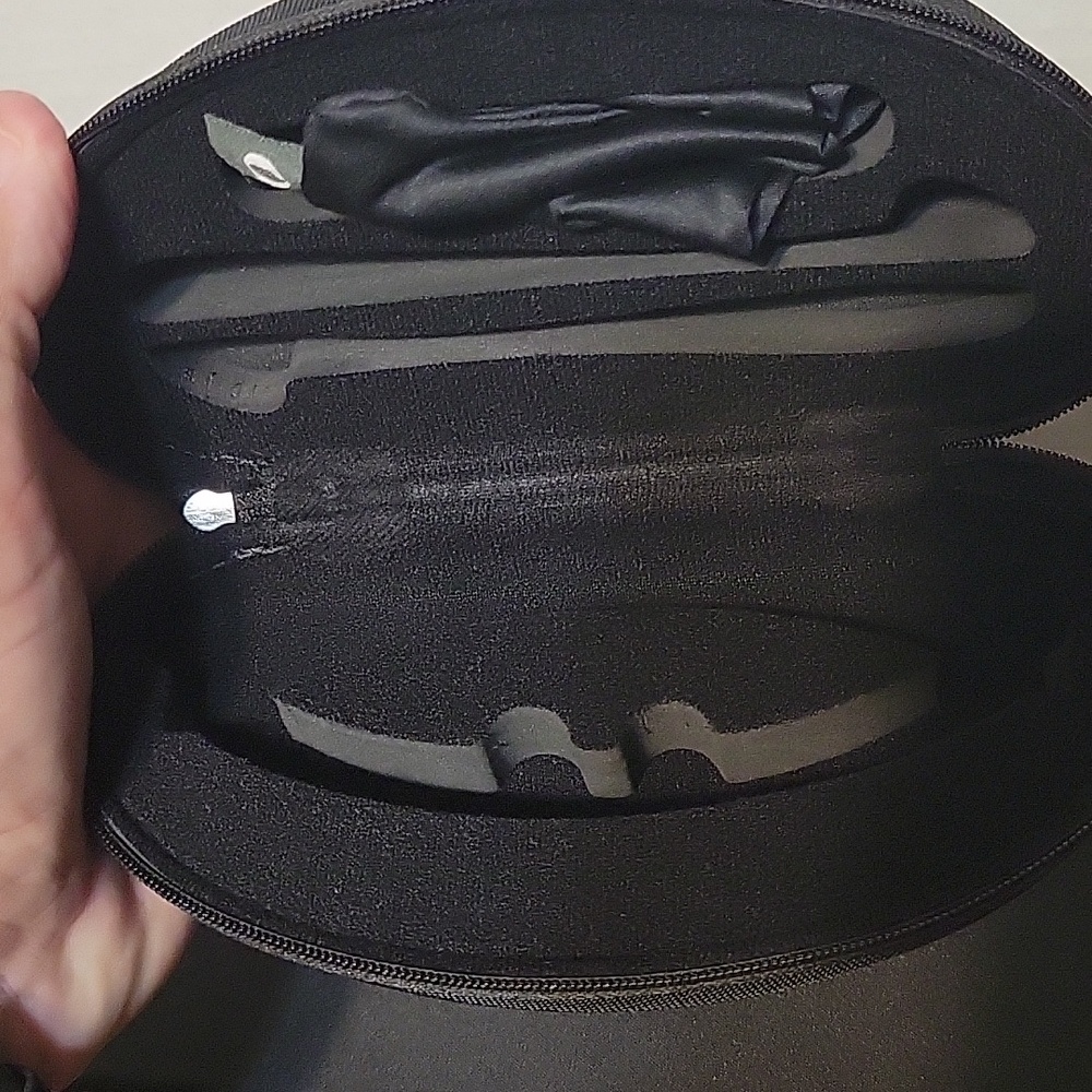 Oakley Black Textured Hard Shell Sunglasses Case - Picture 2 of 4